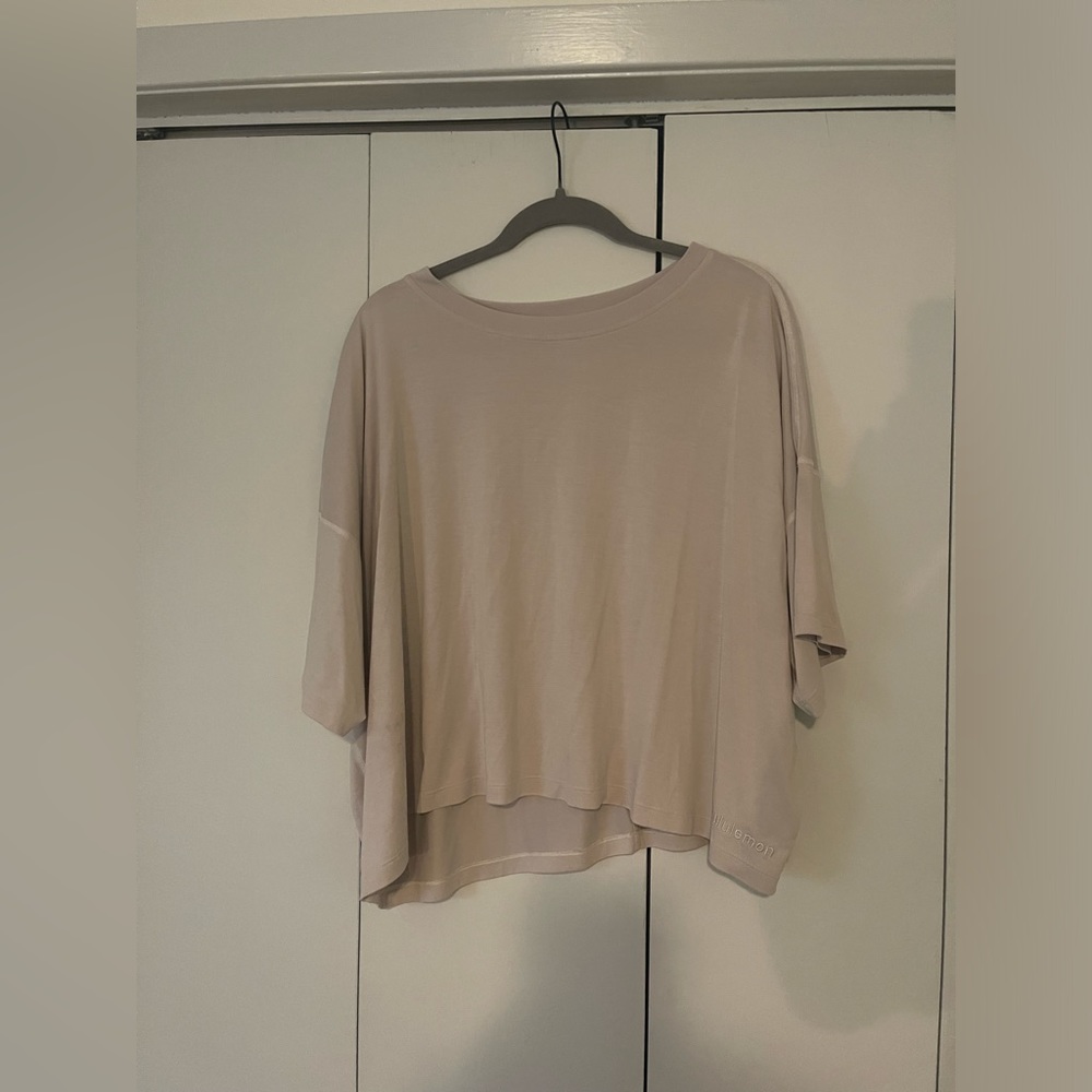 Lululemon tee size m cream